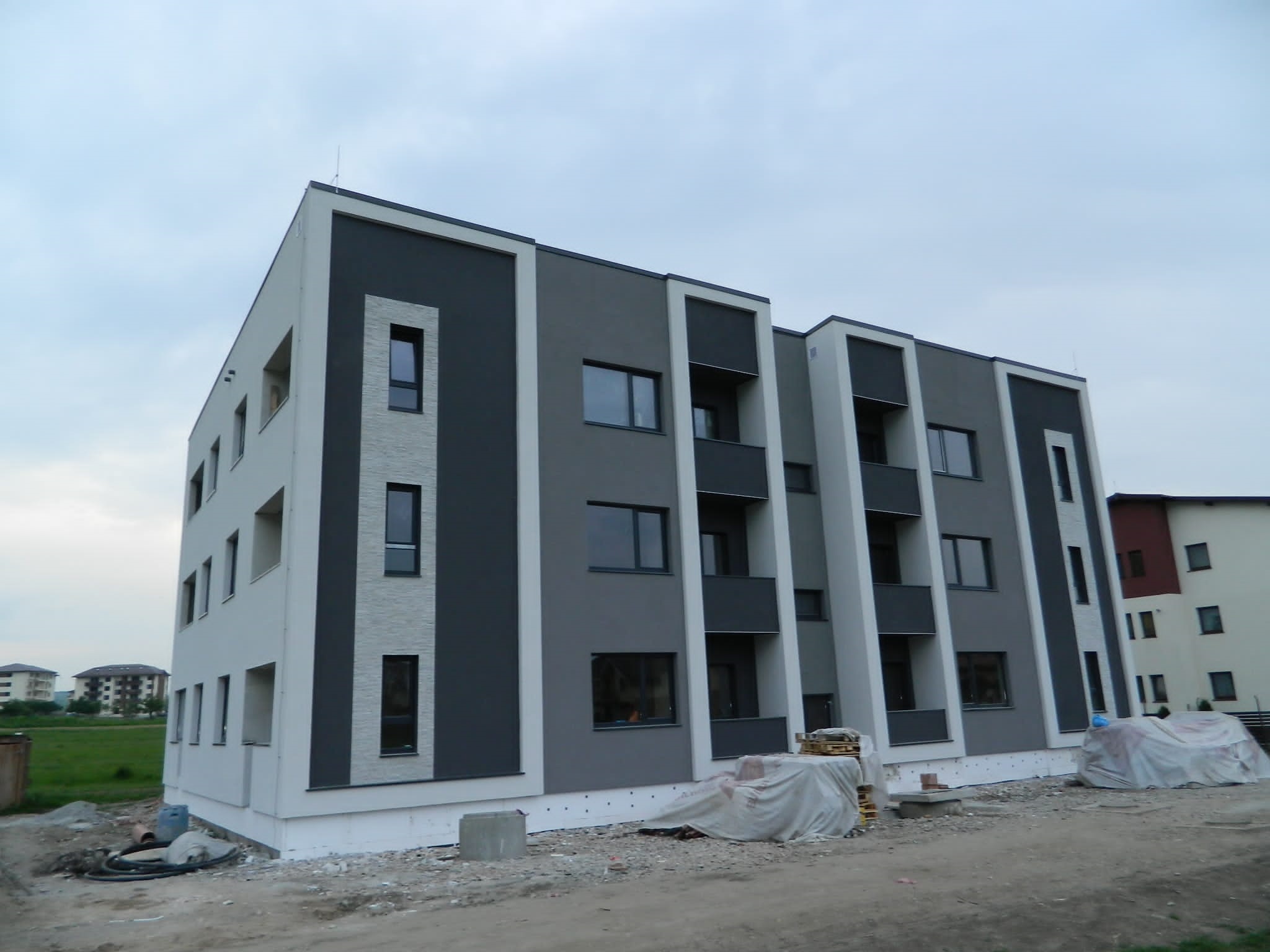 <span  class="uc_style_uc_tiles_grid_image_elementor_uc_items_attribute_title" style="color:#ffffff;">Prima construcție 2014-2015<br>Str. Sub Cetate, nr.33</span>