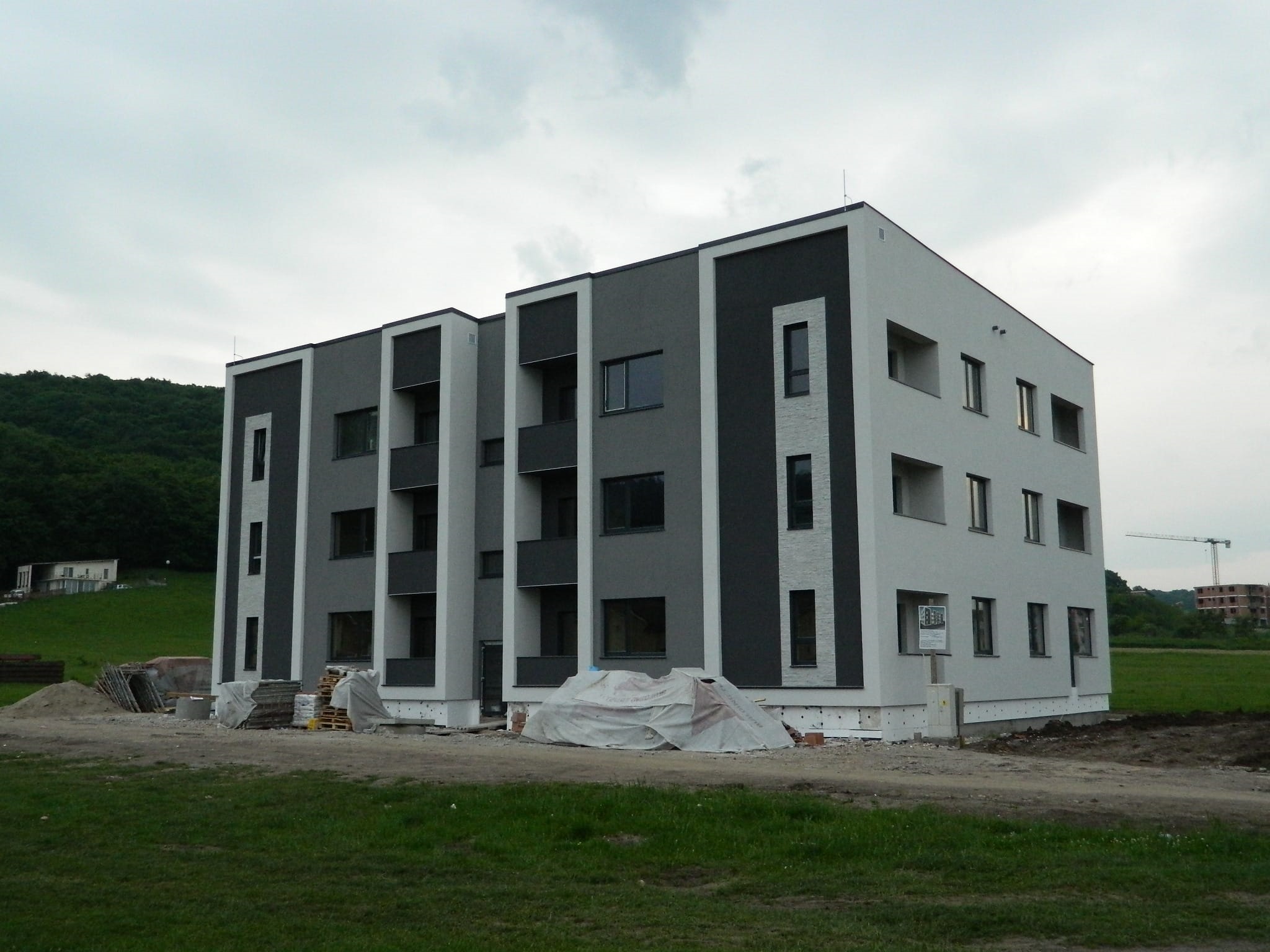 <span  class="uc_style_uc_tiles_grid_image_elementor_uc_items_attribute_title" style="color:#ffffff;">Prima construcție 2014-2015<br>Str. Sub Cetate, nr.33</span>